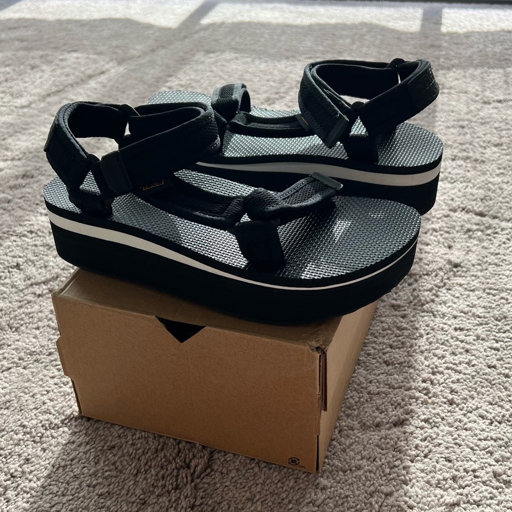 New in box ✨ Teva Flatform Universal Wedge Sandal | Black | Size 7